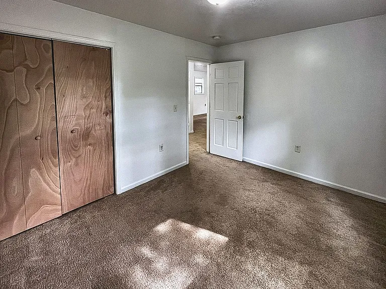 18 E Grand Ave — Photo 10