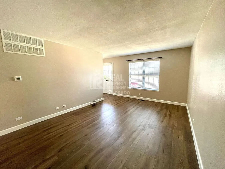 Building Photo - 7110 S Gaylord St #J2