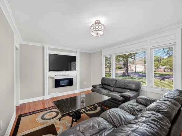 4201 Lower Beaver Rd, Des Moines, IA 50310