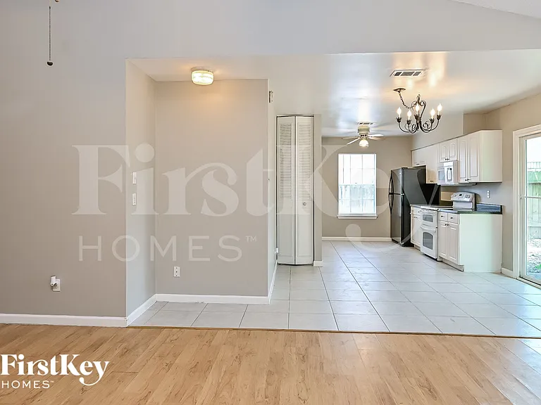 2707 Wood River Dr — Photo 4