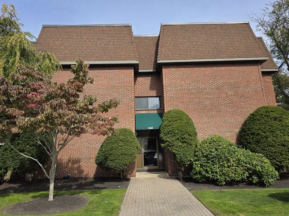 142 Kenrick St APT 36, Brighton, MA 02135