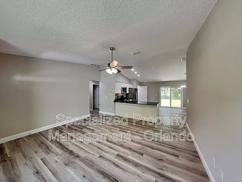 3 bed, 2.0 bath, 1400 sqft, $1,650 — Photo 2