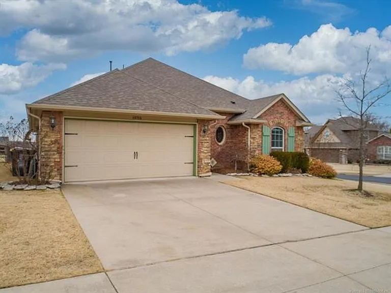 10724 Masters Cir — Photo 2