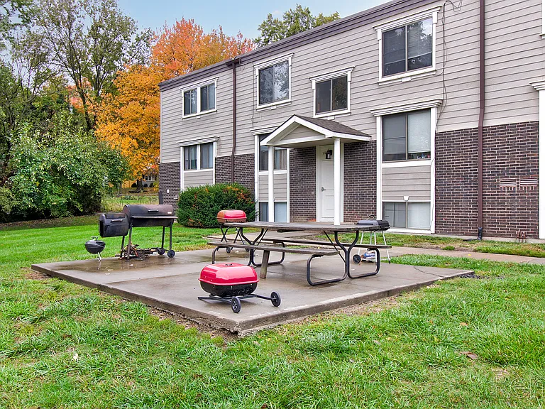 Crossroads Village Apartments — Photo 6