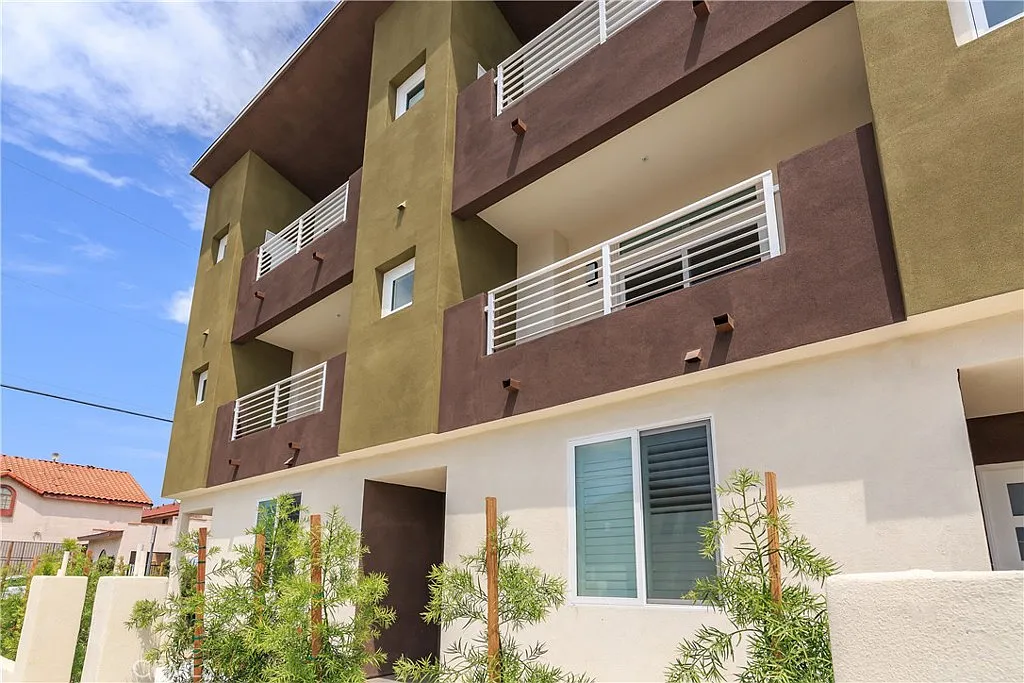3 bed, 1860 sqft, $3,995 — Photo 3