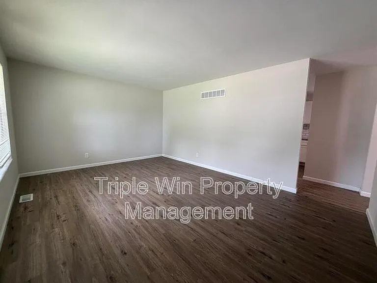 2245 Lindsay Ln — Photo 9