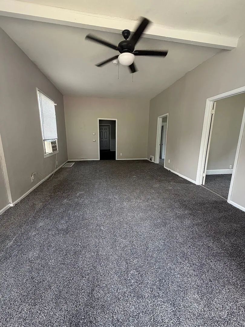 3 Bedroom One Bath! — Photo 3