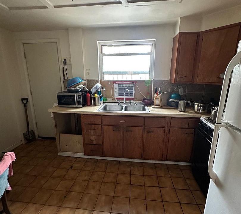 2nd image of 606 Federal St