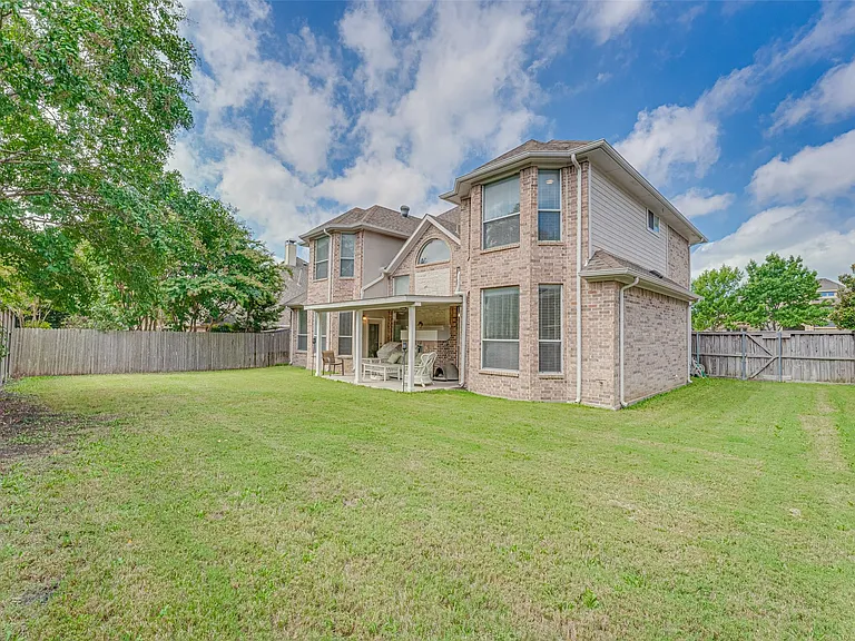 14 Center Ct — Photo 25
