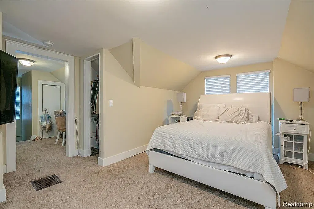 3 bed, 2100 sqft, $2,100 — Photo 3