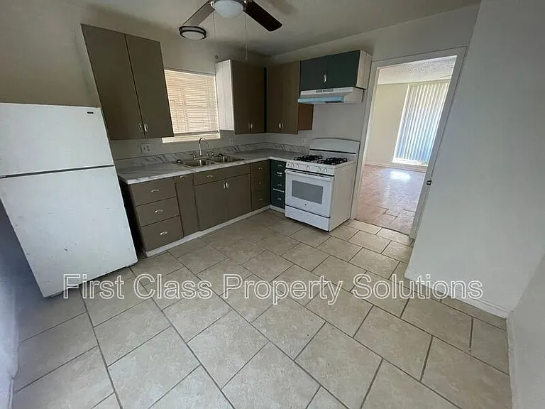 1731 NW 32nd St #15 — Photo 5