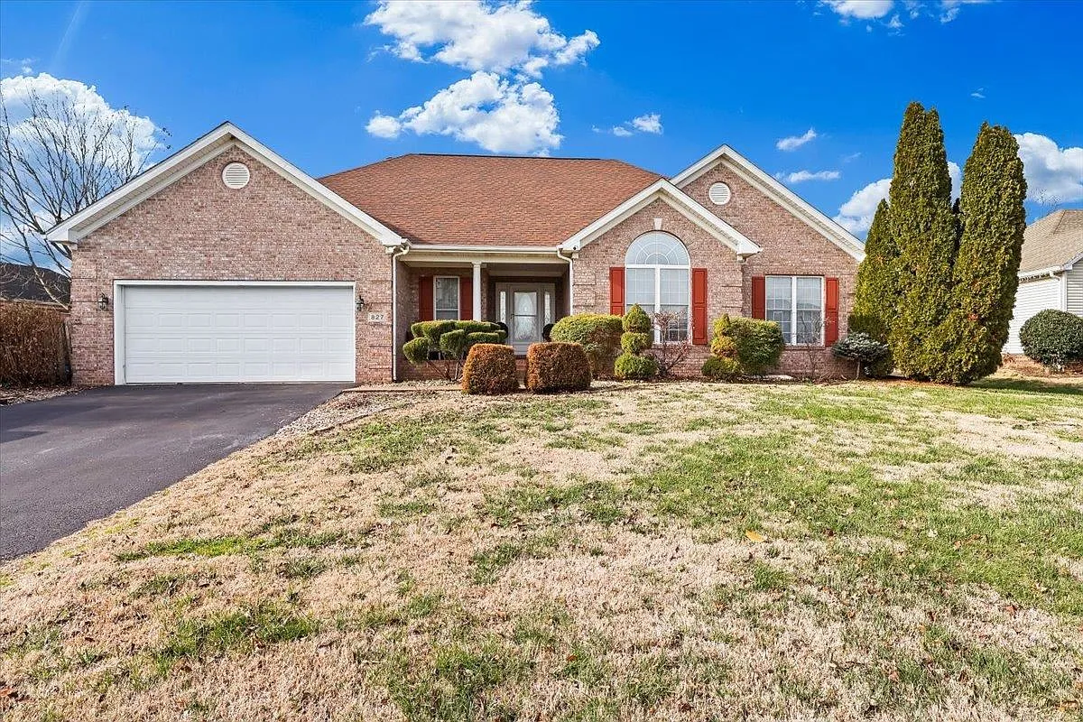 827 Memorial Cir photo 1