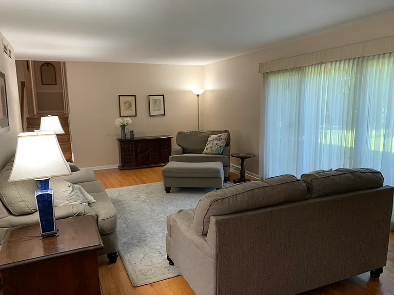 1126 Laurel Ln — Photo 3
