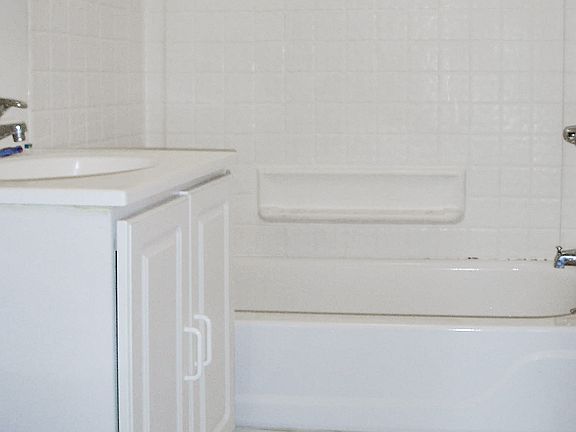3rd image of 4817 1/2 N Wolcott Ave #2B