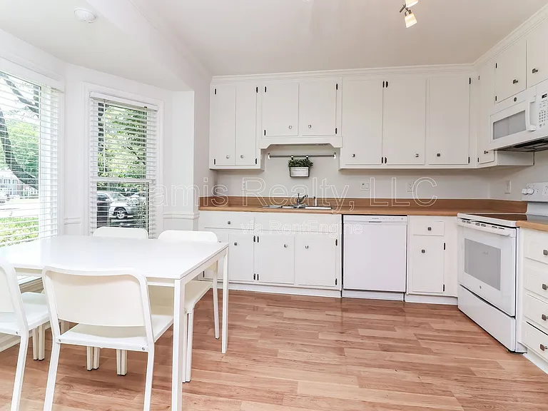 1381 Old Virginia Ct SE — Photo 9