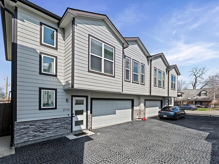 2714 Anita St — Photo 3