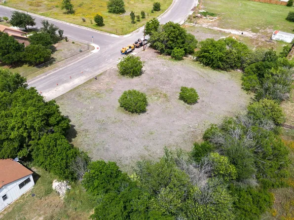 - Waycross Ln, San Antonio, TX 78220