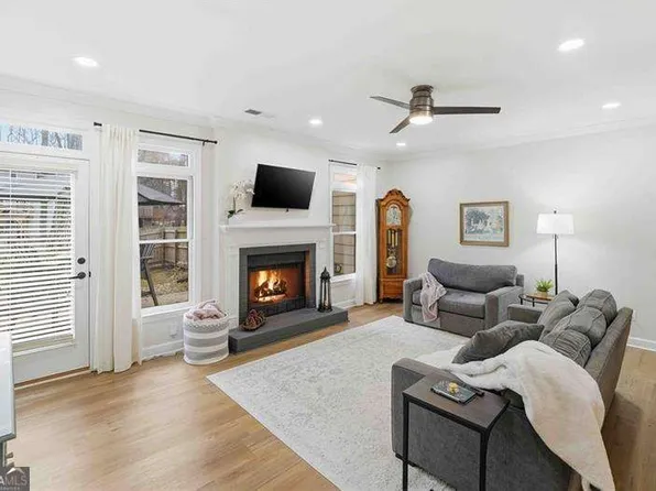 137 Weatherburne Dr, Roswell, GA 30076