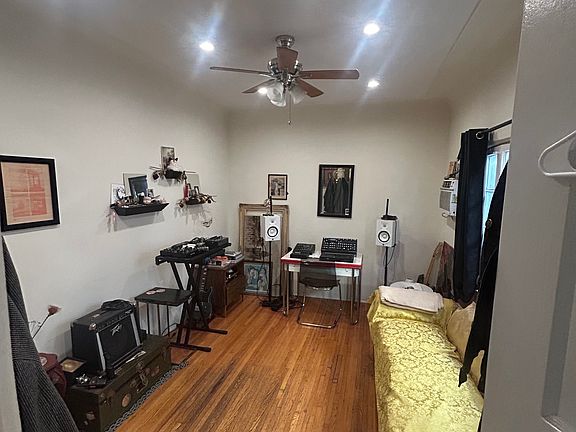 bedroom for rent from bathroom door