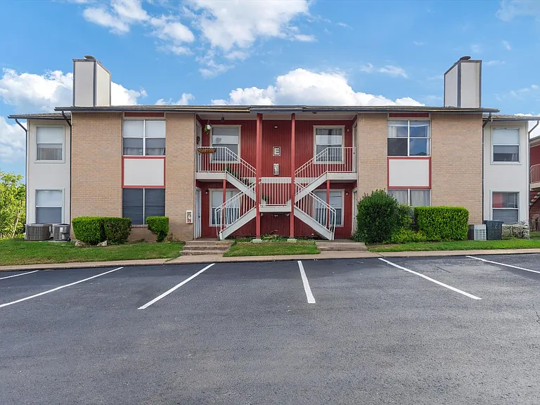 Langtry Apartments — Photo 1