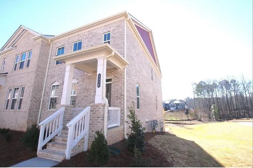 3 bed, 4.0 bath, 2772 sqft, $3,100 — Photo 2