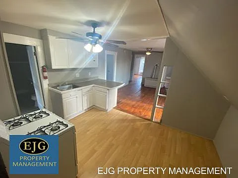 3 bed, $1,900 — Photo 2