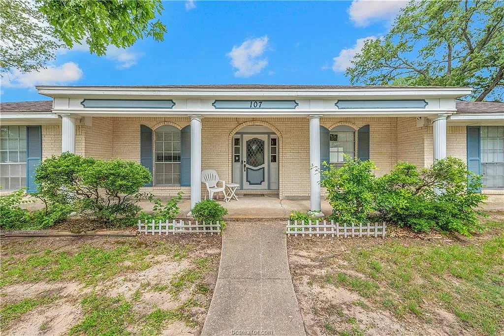 4 bed, 2384 sqft, $2,800 — Photo 3