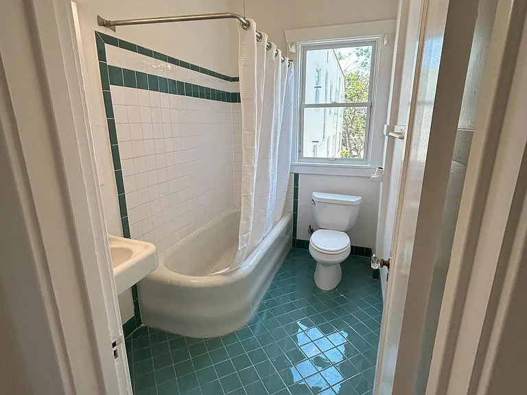 2511 Virginia St #202 — Photo 7