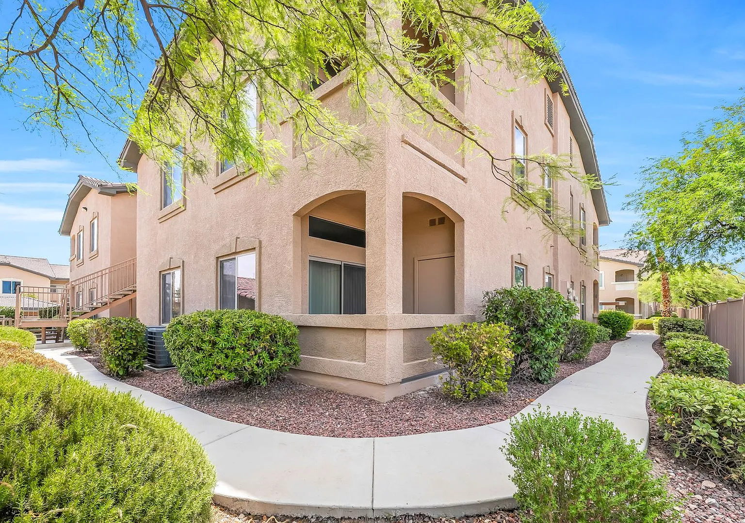 Beautiful ground-floor 2-bedroom, 2-bath condo available for rent in the gated Sunset Cliffs comm... — Photo 3
