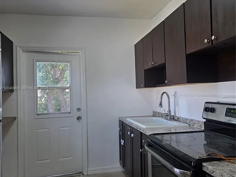 5223 SW 25th St — Photo 2