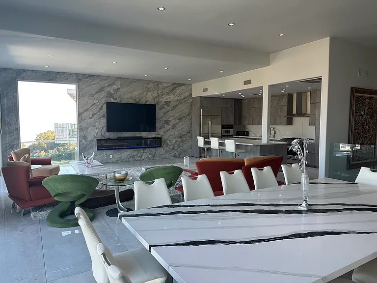 2195 Sunset Plaza Dr — Photo 8