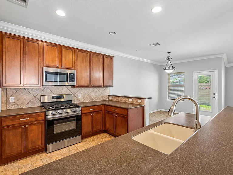 2505 Rusk Ct — Photo 4