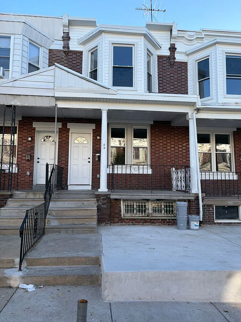 Beautiful Newly renovated 3 bedroom home now available for rent in West Parkside — Photo 2