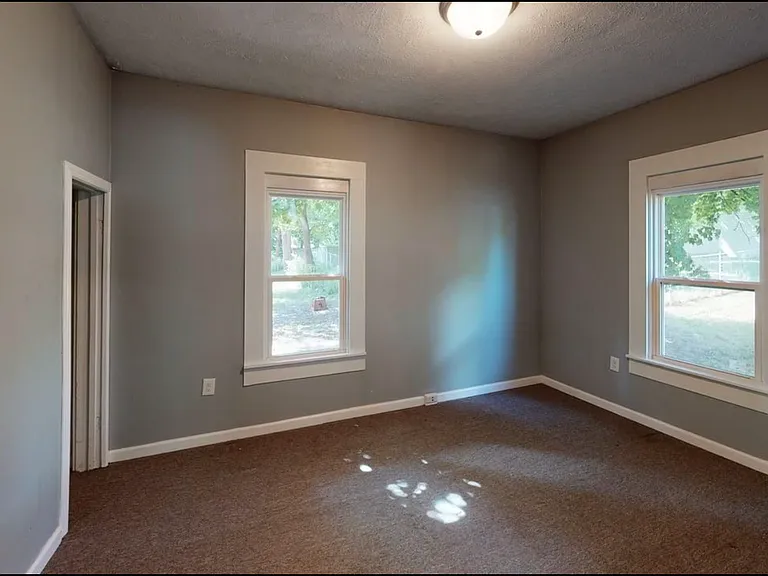 1011 N Pine St — Photo 5