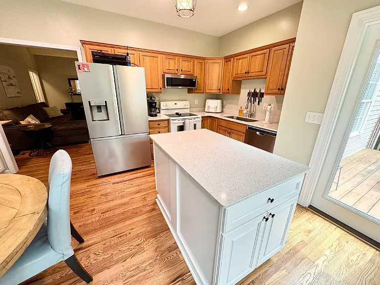 214 Providence Ct — Photo 8