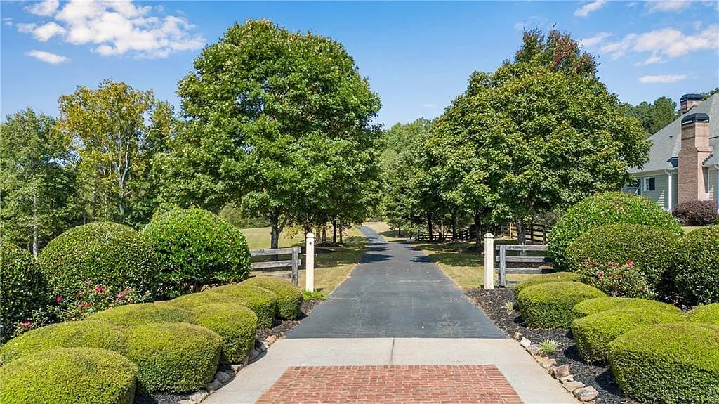 5 bed, 4.5 bath, 7622 sqft, $15,000 — Photo 2