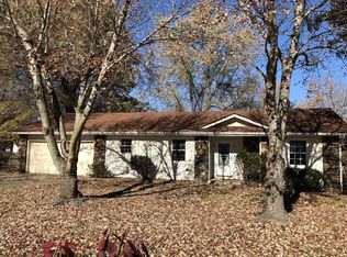 3015 W Hillcrest Cir, Springfield, MO 65807