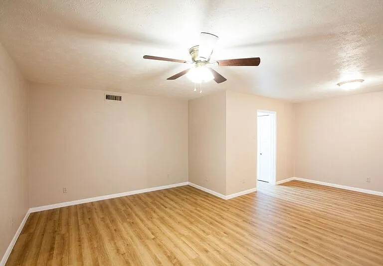 921 Mossvine Dr — Photo 6