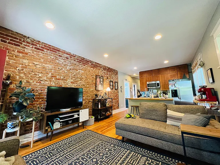 490 S Grant St — Photo 3