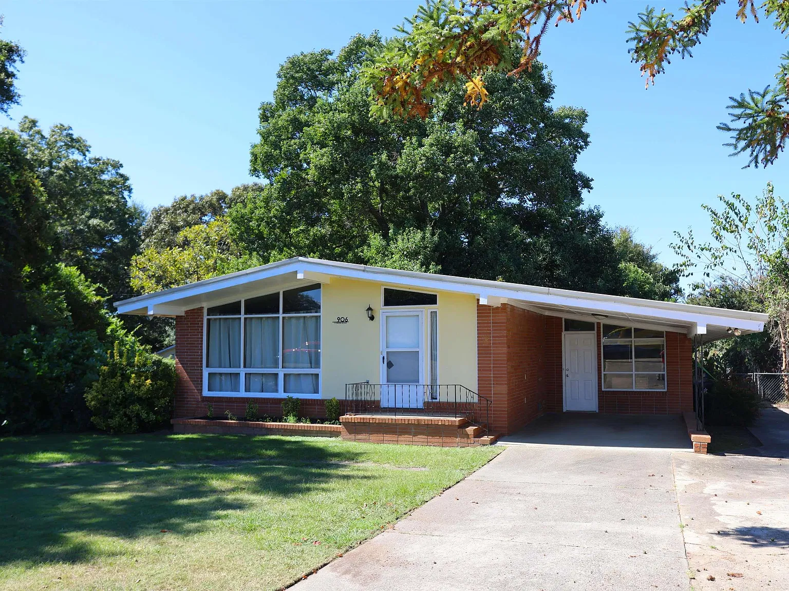 3 bed, 2.0 bath, 2100 sqft, $1,600 — Photo 2