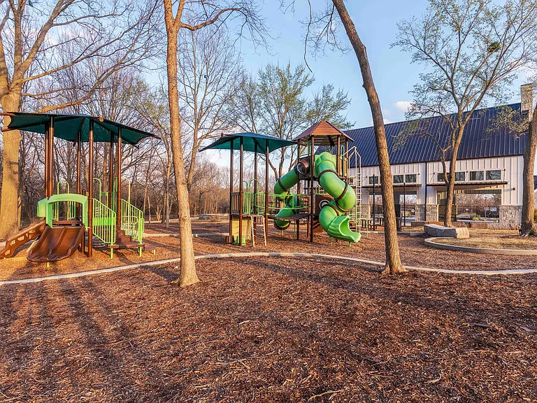1829 Leo Dr — Photo 41