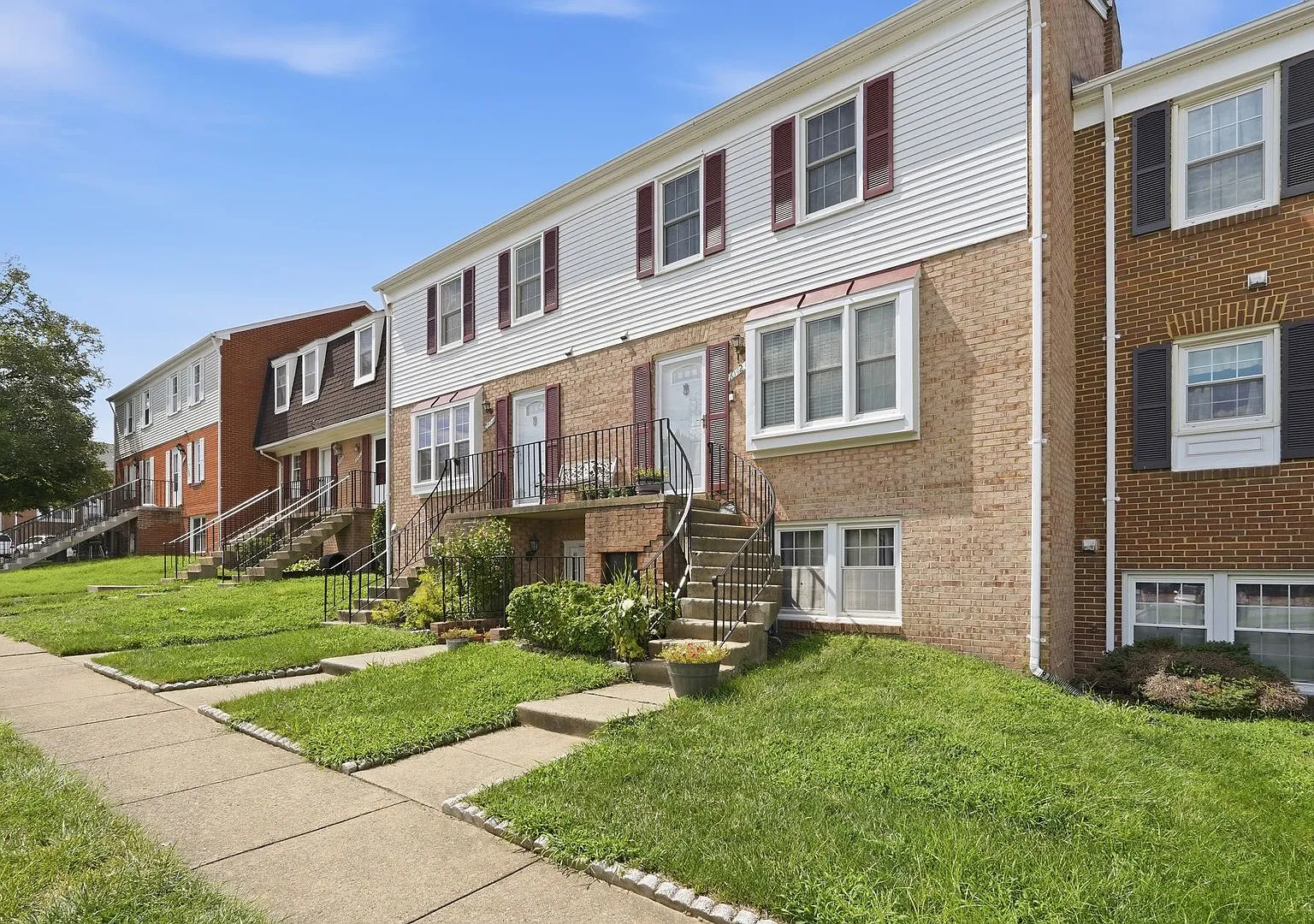 This location provides easy access to Dulles International Airport, shopping destinations, dining... — Photo 1