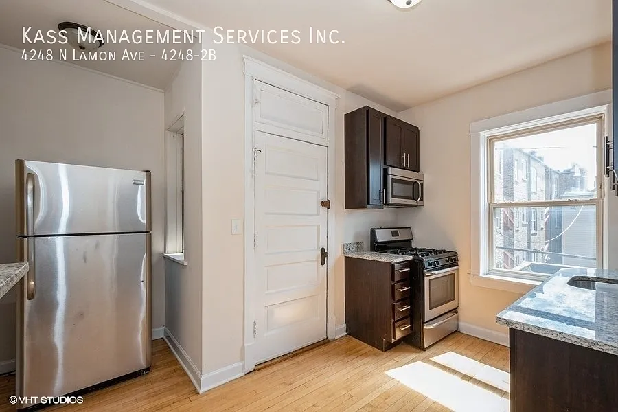 Gorgeous and Spacious 1 bed in Portage Park - Close to Blue Line — Photo 2