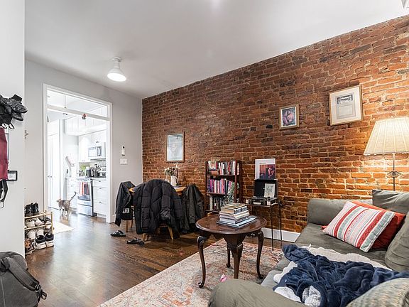 5th image of 548 Bainbridge St APT 1R
