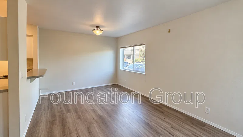 2 bed, 1.0 bath — Photo 3