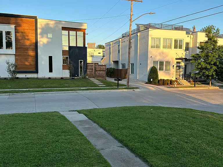 318 Templeton Dr — Photo 2