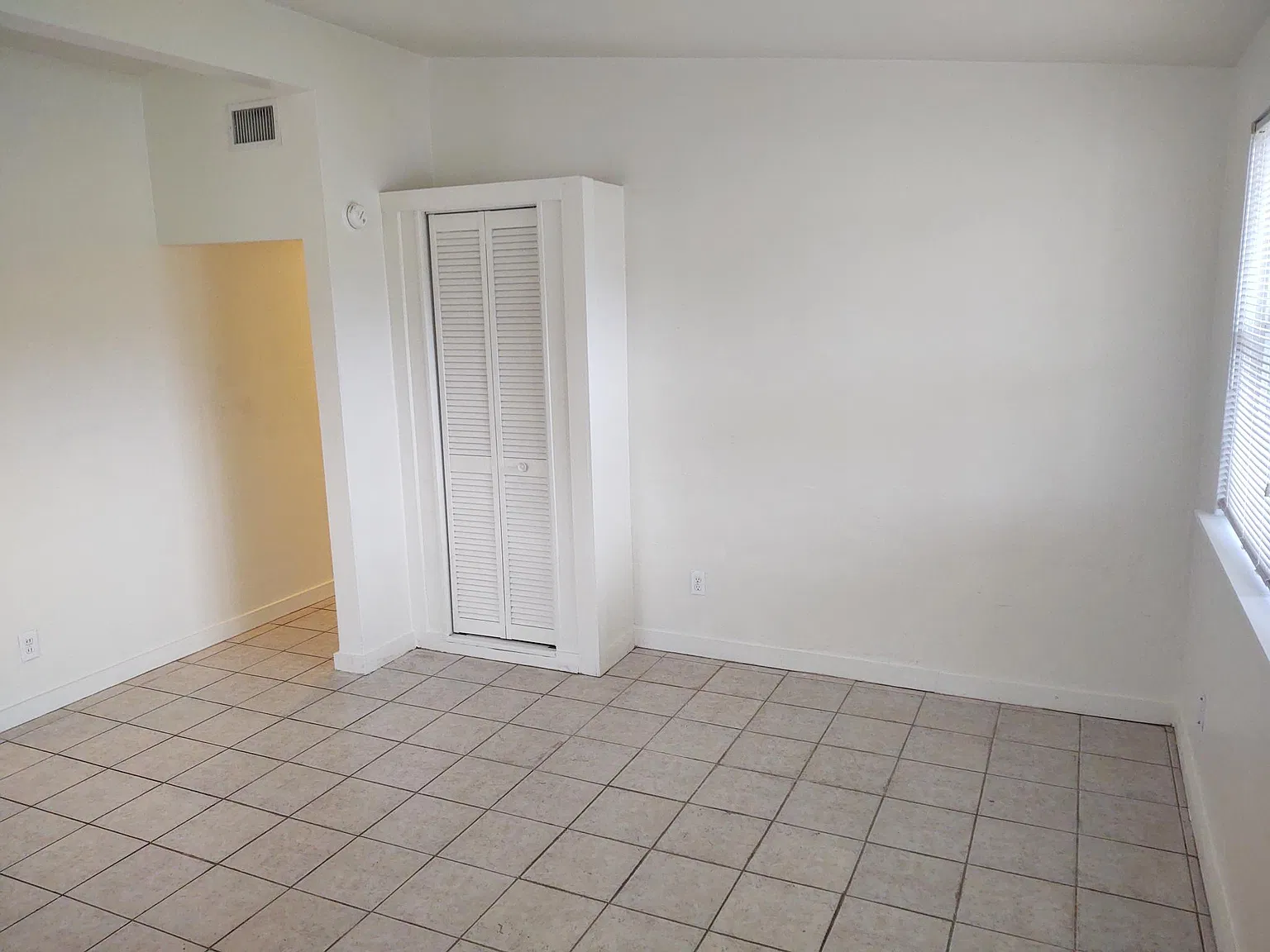 3 bed, 938 sqft, $1,100 — Photo 2