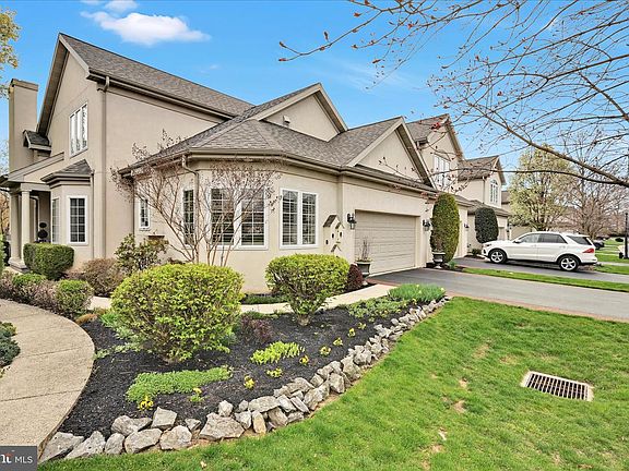 4th image of 728 Woodfield Dr