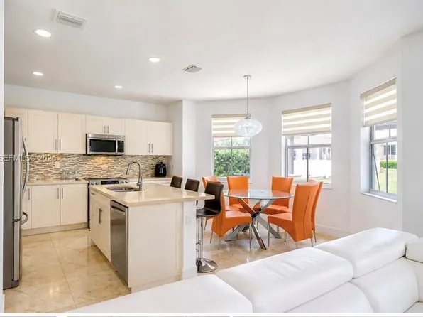 10555 NW 69th Ter, Doral, FL 33178