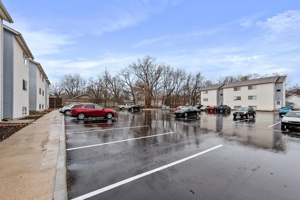 POPLAR PLACE — Photo 1
